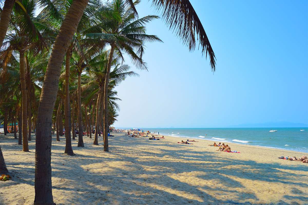 https://mdw-travel-data-us-east-1.s3.amazonaws.com/img/country/Vietnam/Cua-Hoi-Beach/img_02.jpg