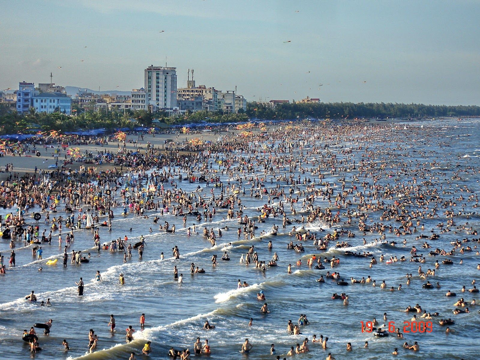 https://mdw-travel-data-us-east-1.s3.amazonaws.com/img/country/Vietnam/Cua-Hoi-Beach/img_03.jpg