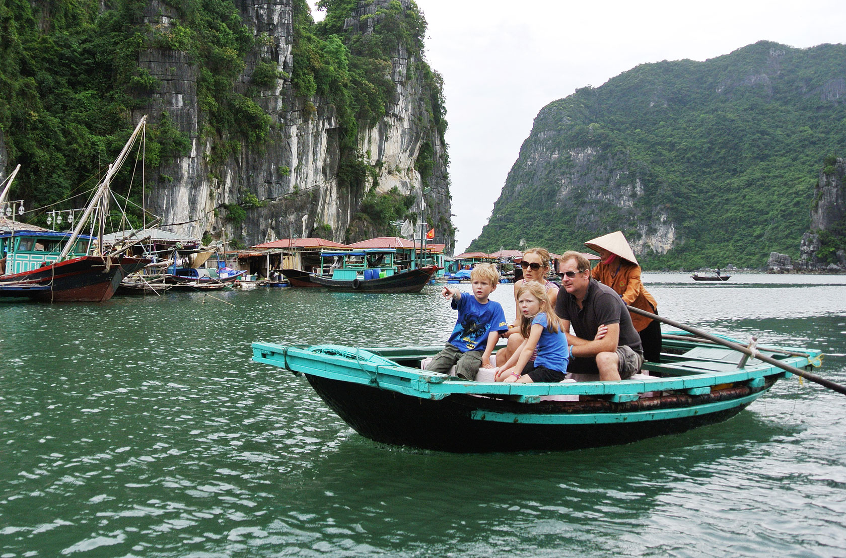 https://mdw-travel-data-us-east-1.s3.amazonaws.com/img/country/Vietnam/Cua-Van-Floating-Fishing-Village/img_01.jpg
