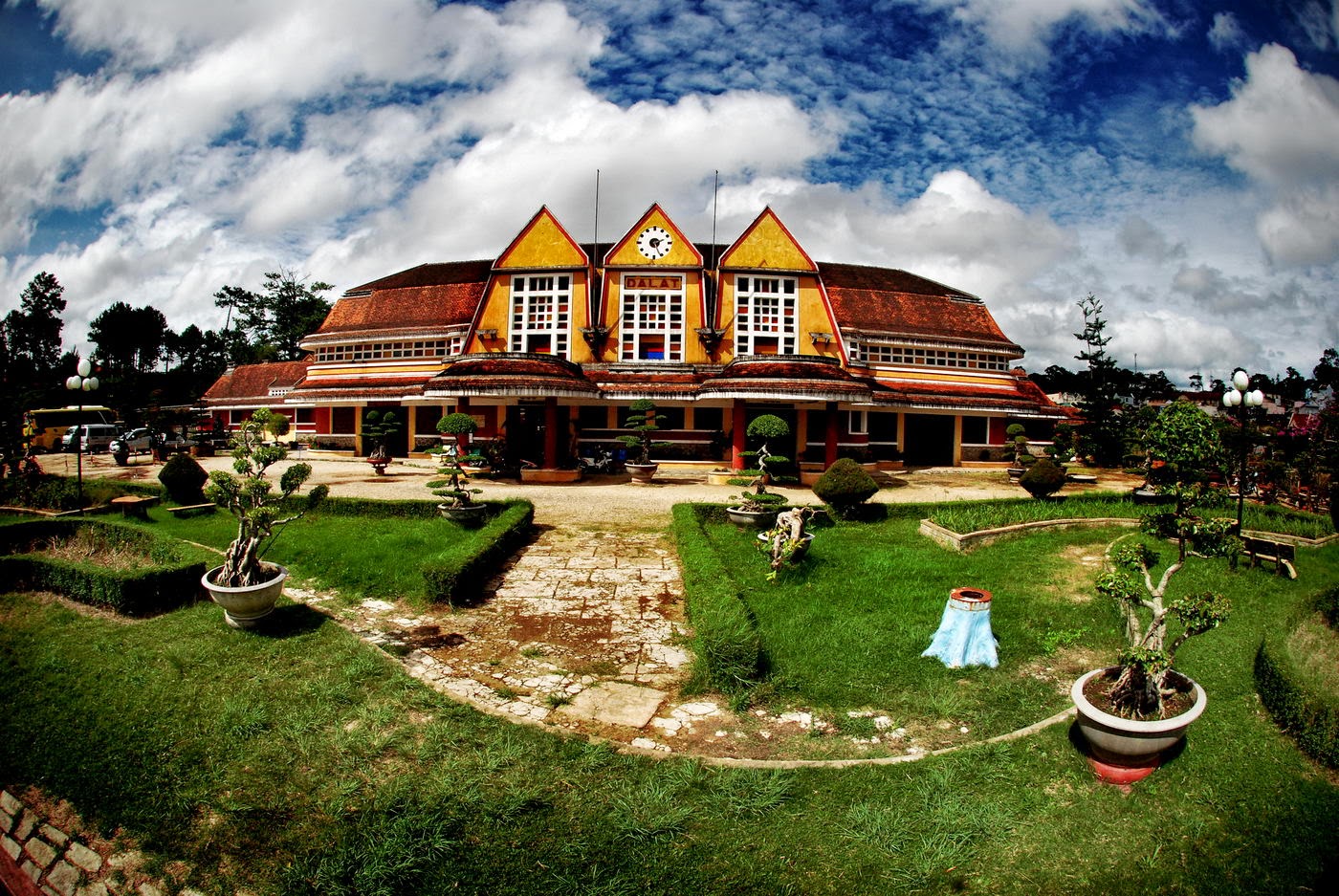 https://mdw-travel-data-us-east-1.s3.amazonaws.com/img/country/Vietnam/Dalat-Railway-Station/img_00.jpg