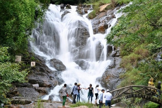 https://mdw-travel-data-us-east-1.s3.amazonaws.com/img/country/Vietnam/Datanla-Falls/img_01.jpg