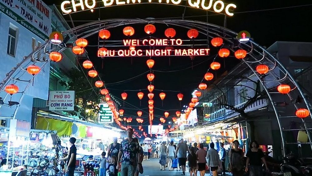 https://mdw-travel-data-us-east-1.s3.amazonaws.com/img/country/Vietnam/Dinh-Cau-Night-Market/img_00.jpg
