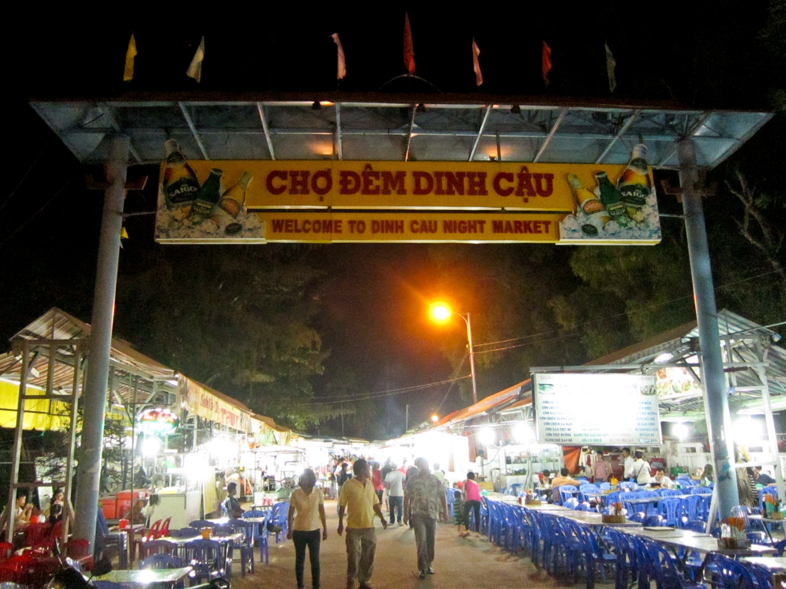 https://mdw-travel-data-us-east-1.s3.amazonaws.com/img/country/Vietnam/Dinh-Cau-Night-Market/img_01.jpg
