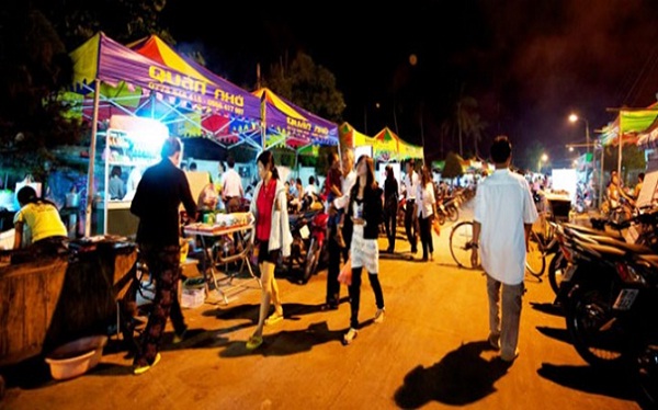 https://mdw-travel-data-us-east-1.s3.amazonaws.com/img/country/Vietnam/Dinh-Cau-Night-Market/img_03.jpg