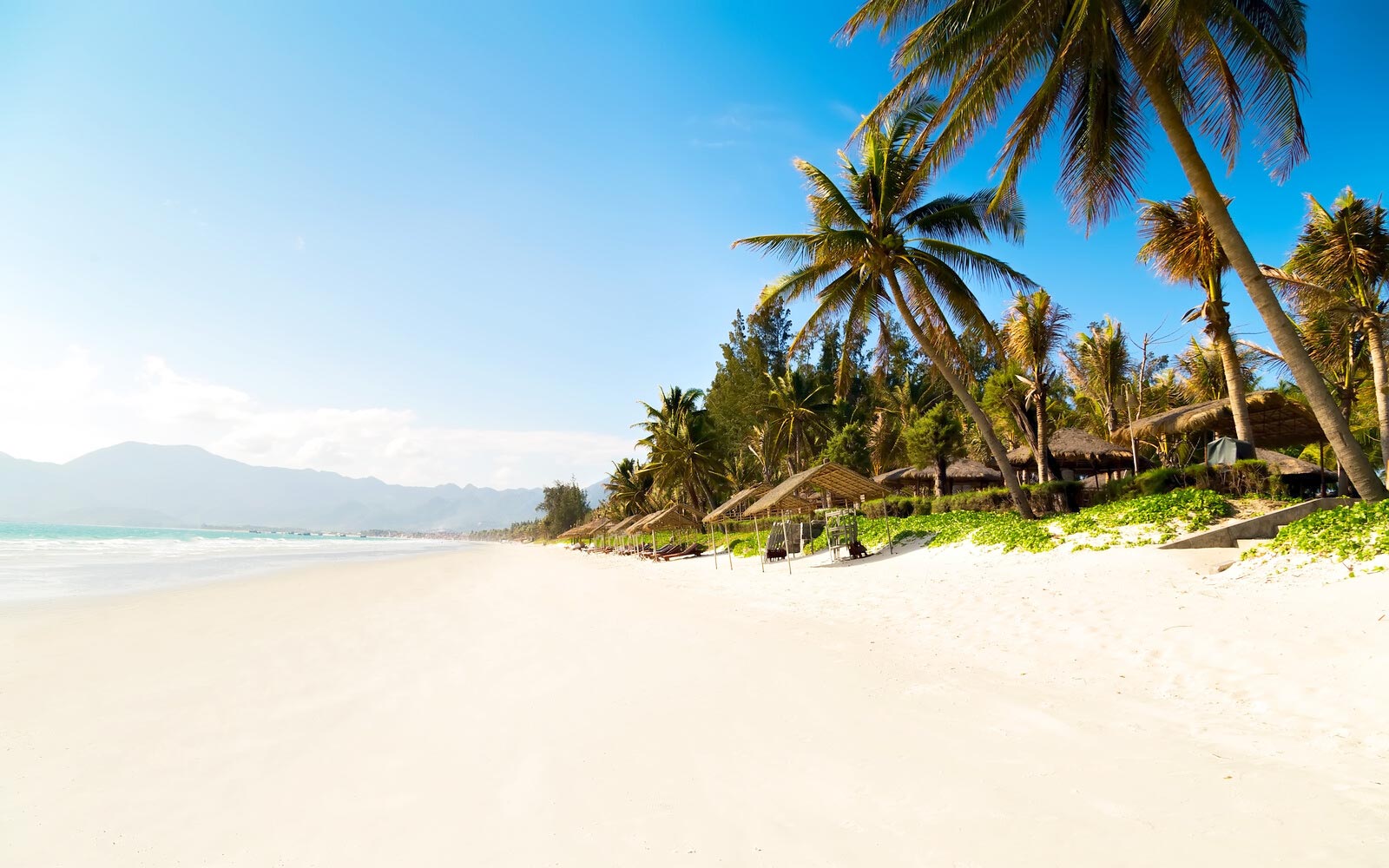 https://mdw-travel-data-us-east-1.s3.amazonaws.com/img/country/Vietnam/Doc-Let-Beach/img_00.jpg