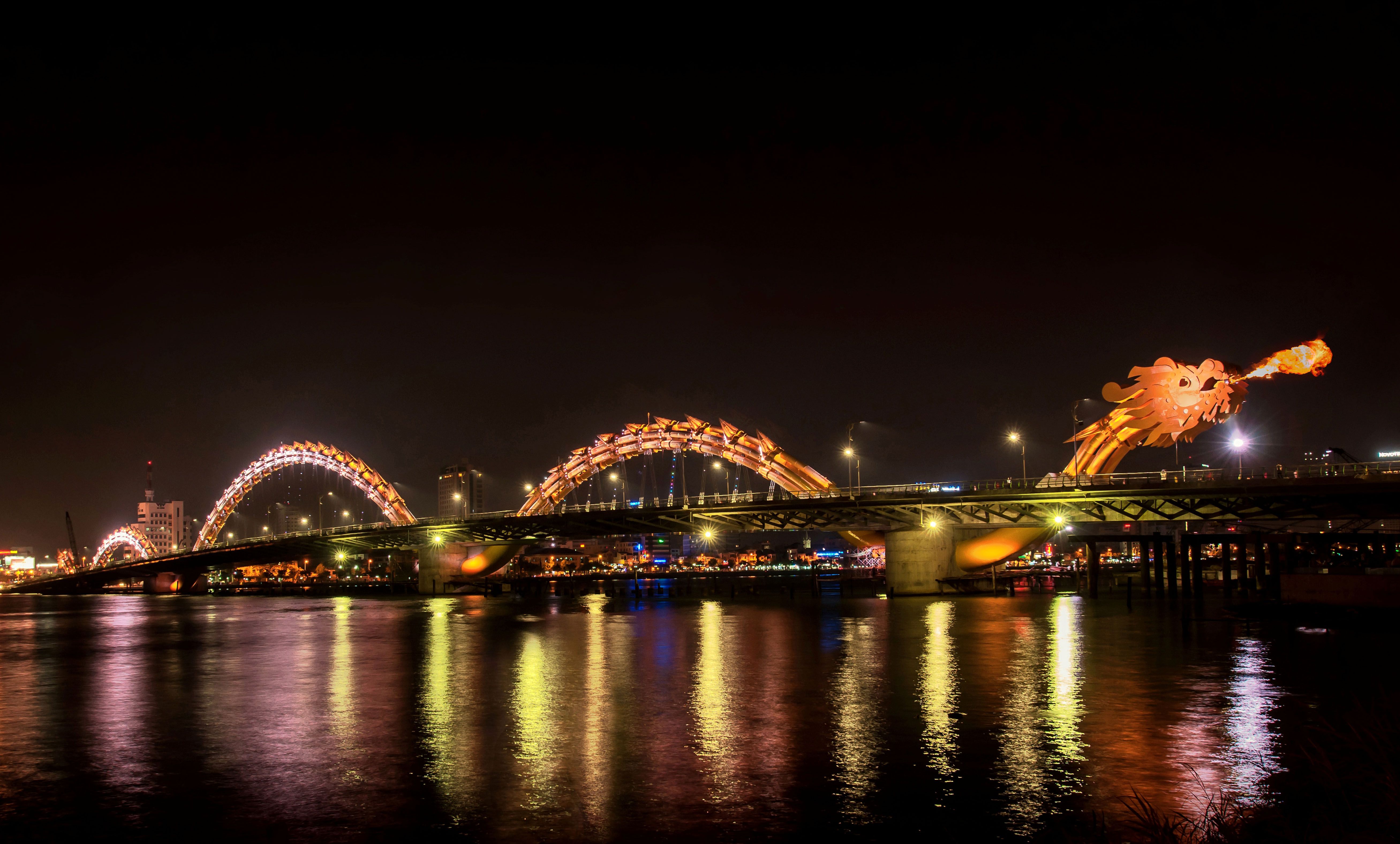 https://mdw-travel-data-us-east-1.s3.amazonaws.com/img/country/Vietnam/Dragon-Bridge/img_02.jpg