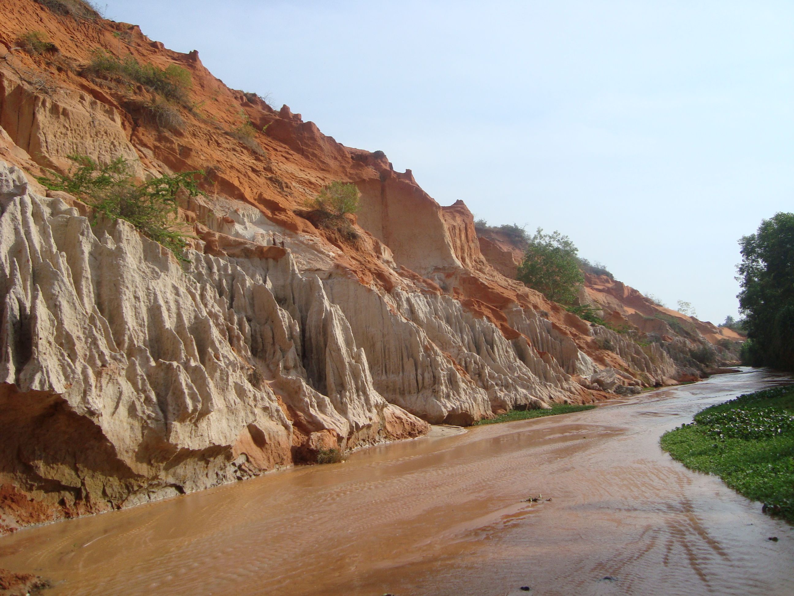 https://mdw-travel-data-us-east-1.s3.amazonaws.com/img/country/Vietnam/Fairy-Stream/img_03.jpg