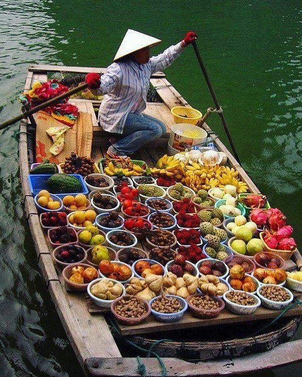 https://mdw-travel-data-us-east-1.s3.amazonaws.com/img/country/Vietnam/Floating-Markets/img_00.jpg