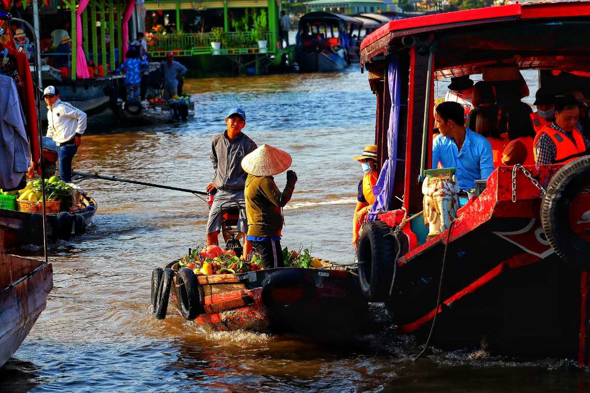 https://mdw-travel-data-us-east-1.s3.amazonaws.com/img/country/Vietnam/Floating-Markets/img_02.jpg