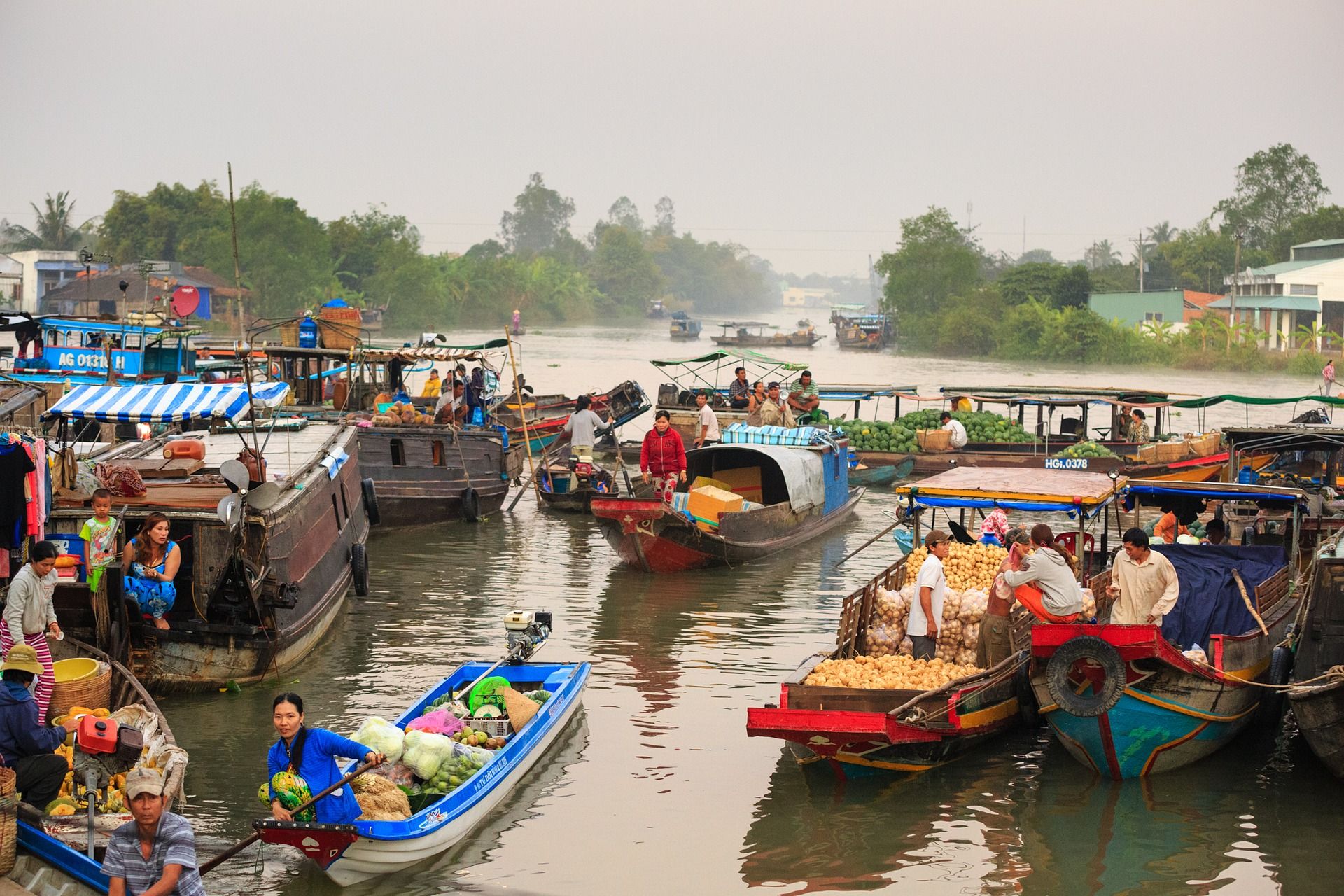 https://mdw-travel-data-us-east-1.s3.amazonaws.com/img/country/Vietnam/Floating-Markets/img_03.jpg