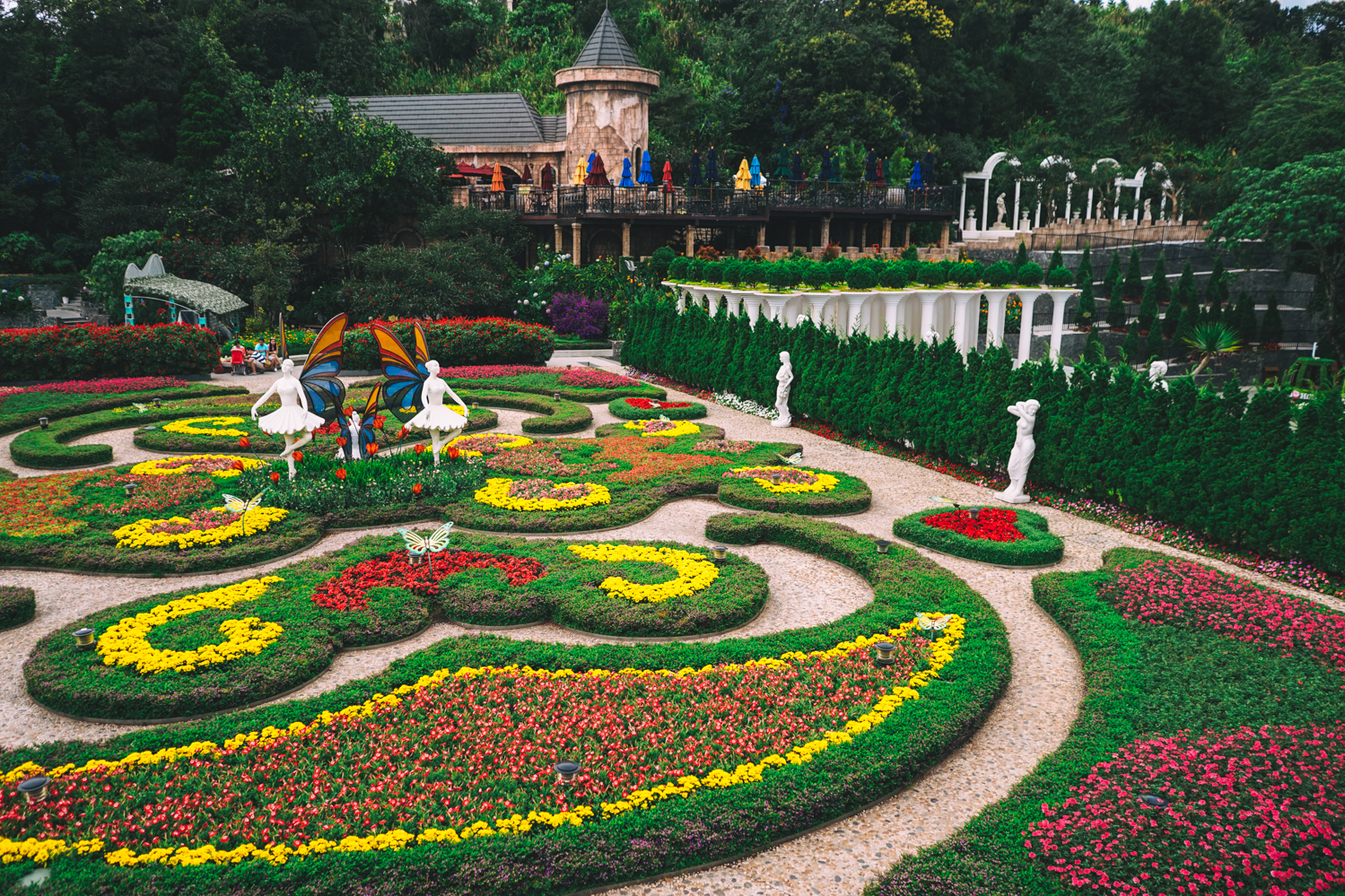 https://mdw-travel-data-us-east-1.s3.amazonaws.com/img/country/Vietnam/French-Village/img_03.jpg