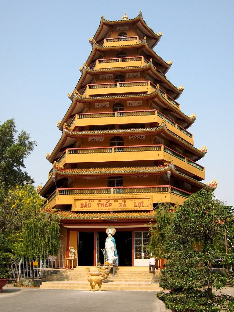 https://mdw-travel-data-us-east-1.s3.amazonaws.com/img/country/Vietnam/Giac-Lam-Pagoda/img_01.jpg