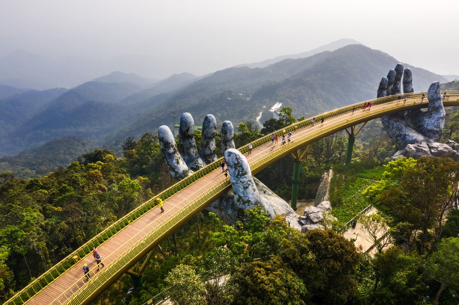 https://mdw-travel-data-us-east-1.s3.amazonaws.com/img/country/Vietnam/Golden-Bridge/img_01.jpg