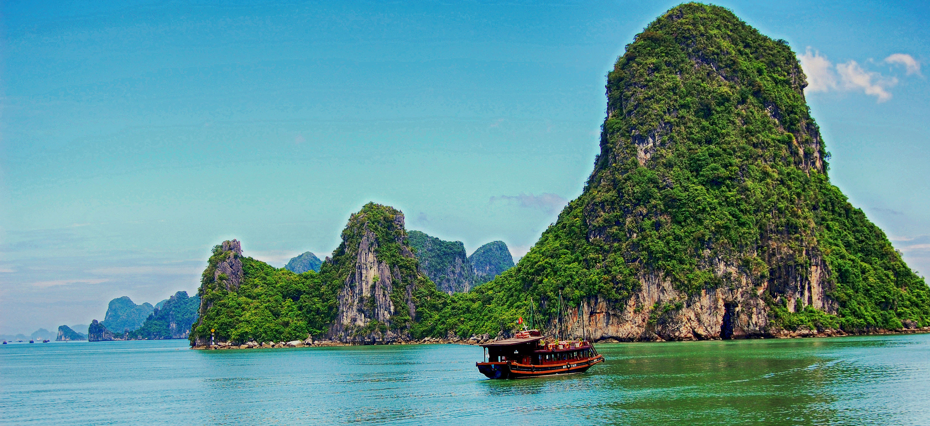 https://mdw-travel-data-us-east-1.s3.amazonaws.com/img/country/Vietnam/Ha-Long-Bay/img_01.jpg