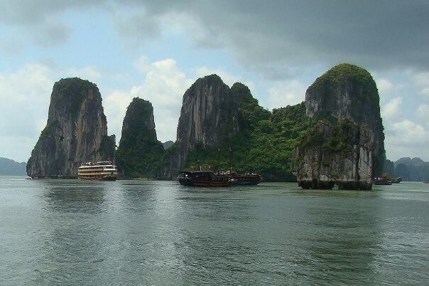 https://mdw-travel-data-us-east-1.s3.amazonaws.com/img/country/Vietnam/Ha-Long-Bay/img_02.jpg