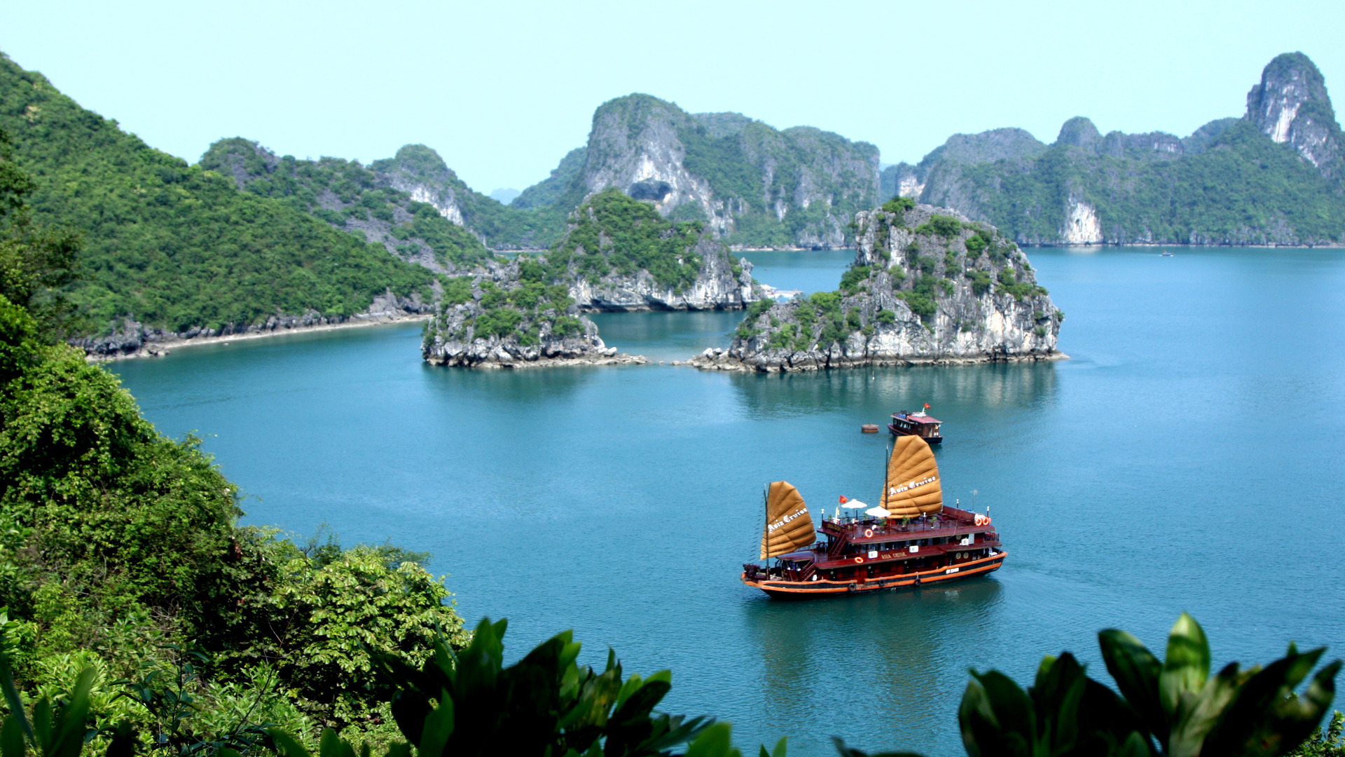 https://mdw-travel-data-us-east-1.s3.amazonaws.com/img/country/Vietnam/Ha-Long-Bay/img_03.jpg