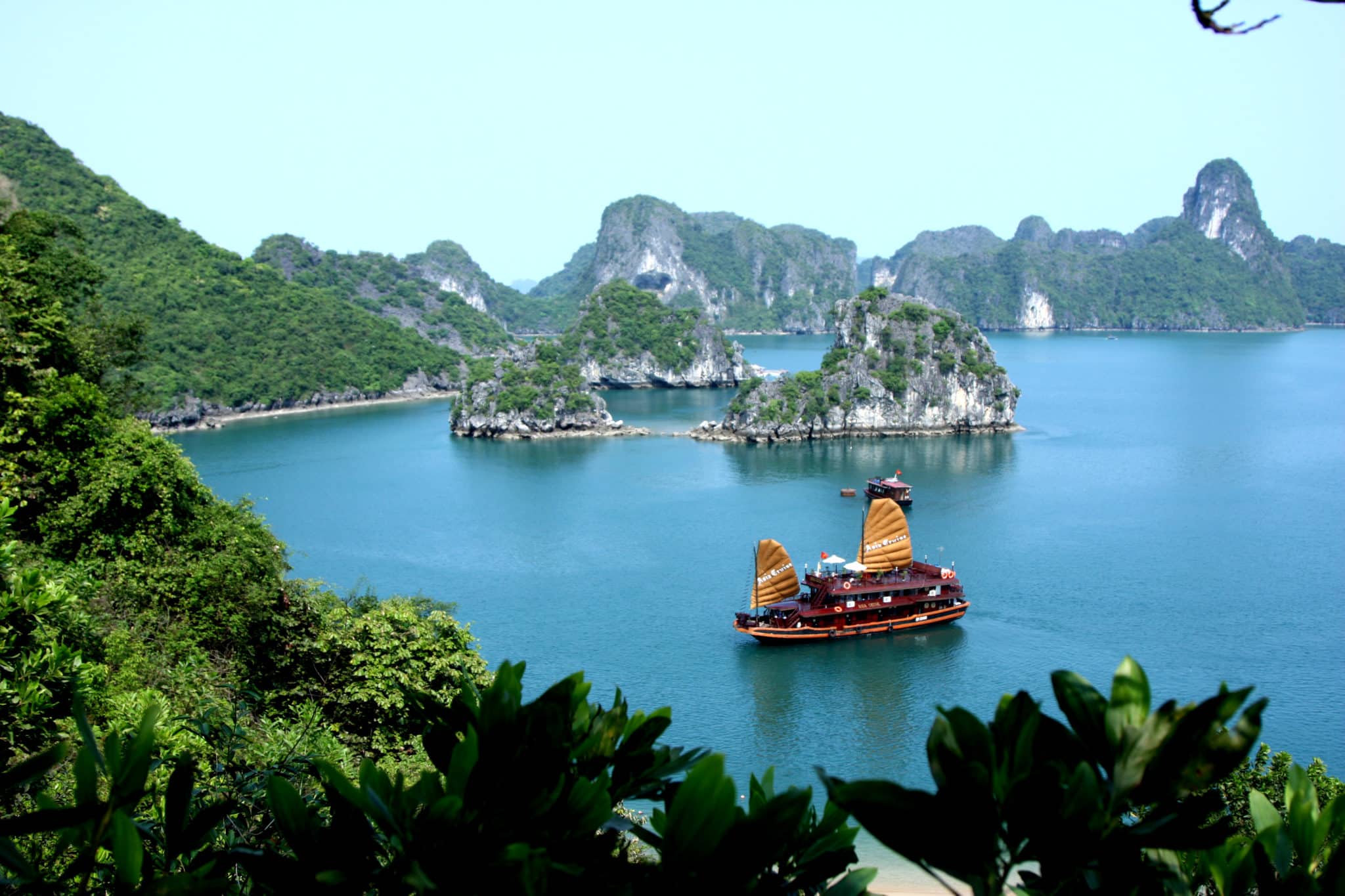 https://mdw-travel-data-us-east-1.s3.amazonaws.com/img/country/Vietnam/Halong-Bay/img_01.jpg