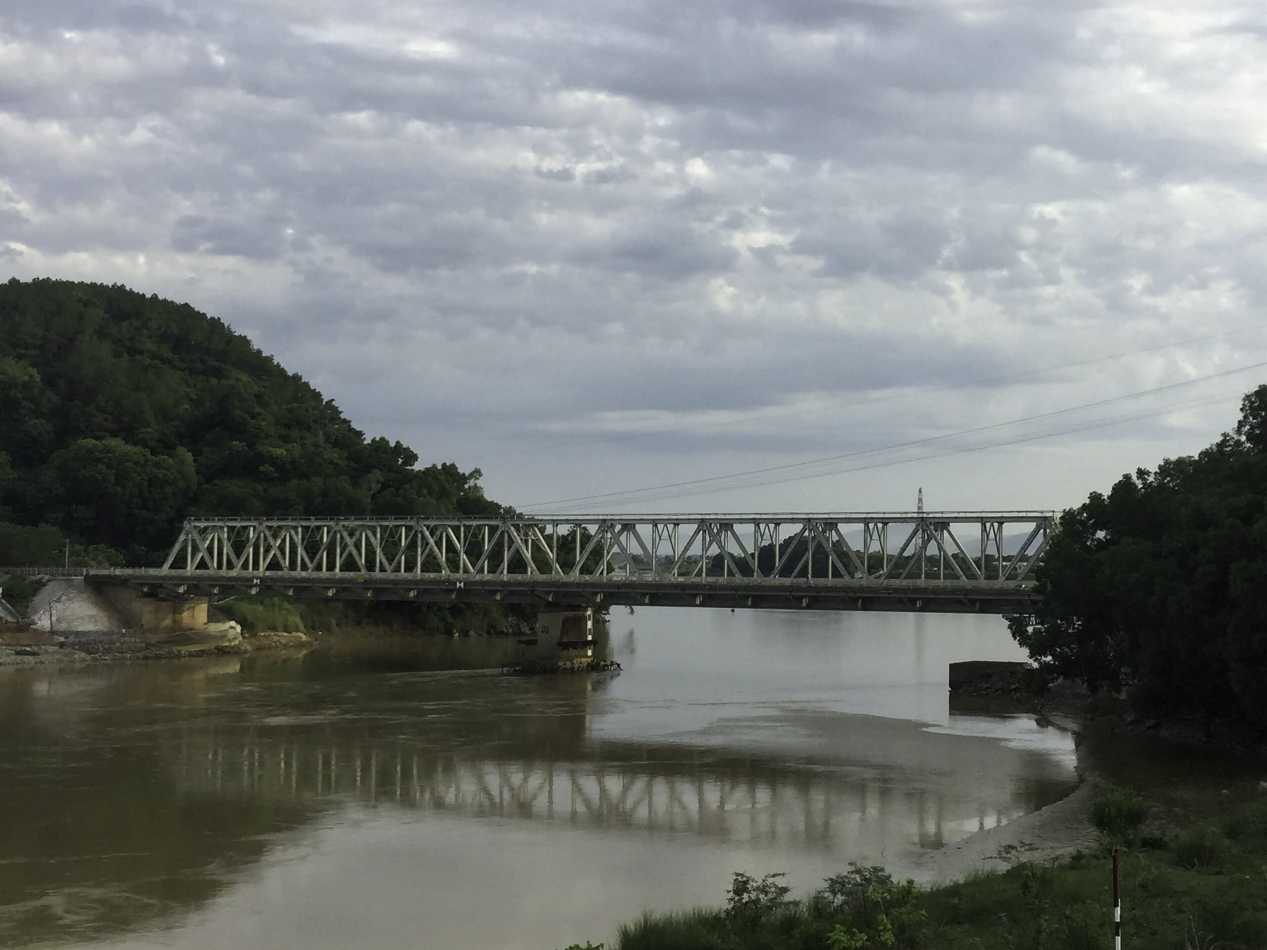 https://mdw-travel-data-us-east-1.s3.amazonaws.com/img/country/Vietnam/Ham-Rong-Bridge/img_00.jpg