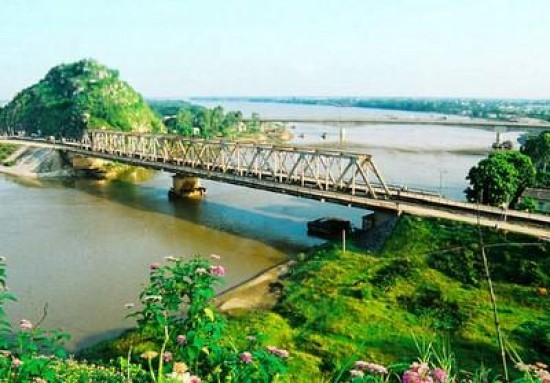 https://mdw-travel-data-us-east-1.s3.amazonaws.com/img/country/Vietnam/Ham-Rong-Bridge/img_03.jpg