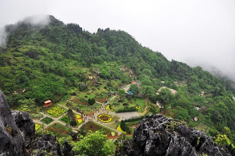 https://mdw-travel-data-us-east-1.s3.amazonaws.com/img/country/Vietnam/Ham-Rong-Mountain/img_00.jpg