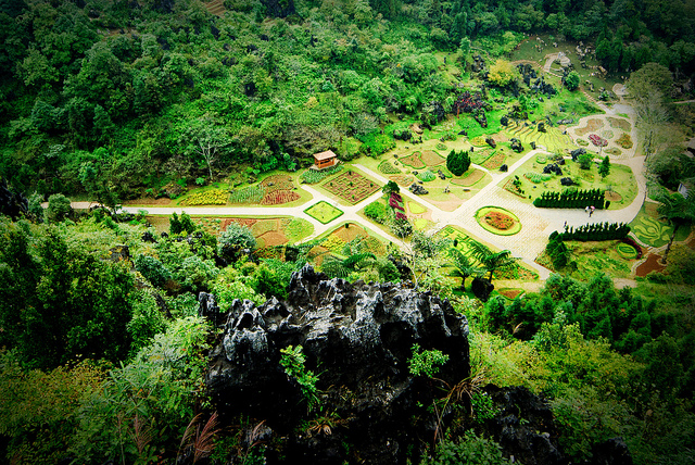 https://mdw-travel-data-us-east-1.s3.amazonaws.com/img/country/Vietnam/Ham-Rong-Mountain/img_01.jpg