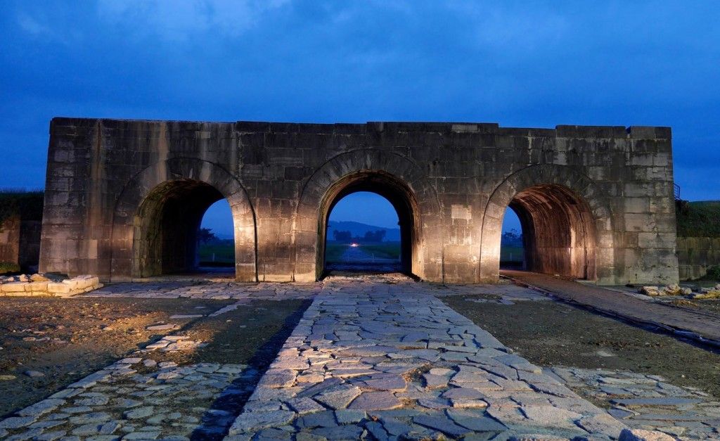 https://mdw-travel-data-us-east-1.s3.amazonaws.com/img/country/Vietnam/Ho-Dynasty-Citadel/img_00.jpg