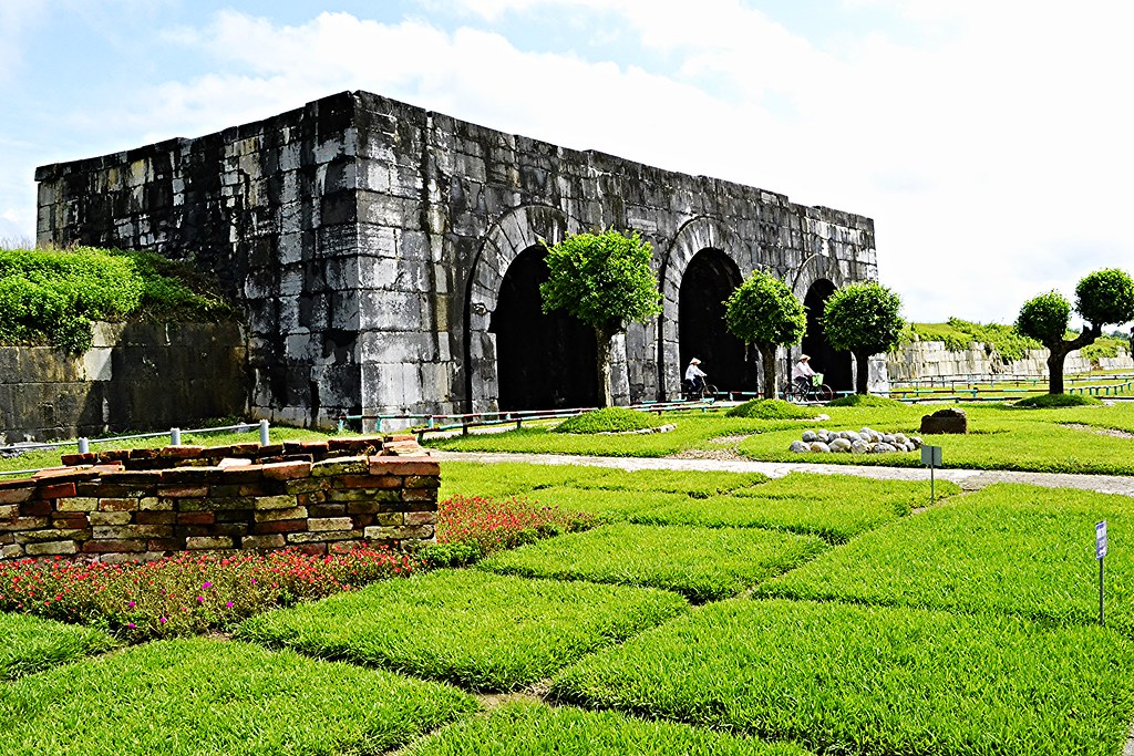 https://mdw-travel-data-us-east-1.s3.amazonaws.com/img/country/Vietnam/Ho-Dynasty-Citadel/img_01.jpg