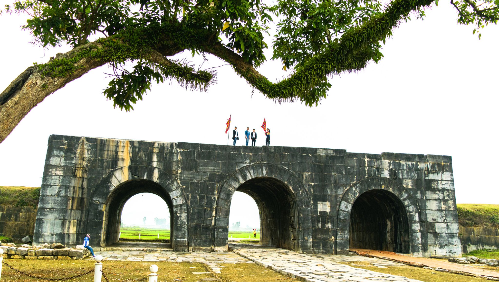 https://mdw-travel-data-us-east-1.s3.amazonaws.com/img/country/Vietnam/Ho-Dynasty-Citadel/img_02.jpg