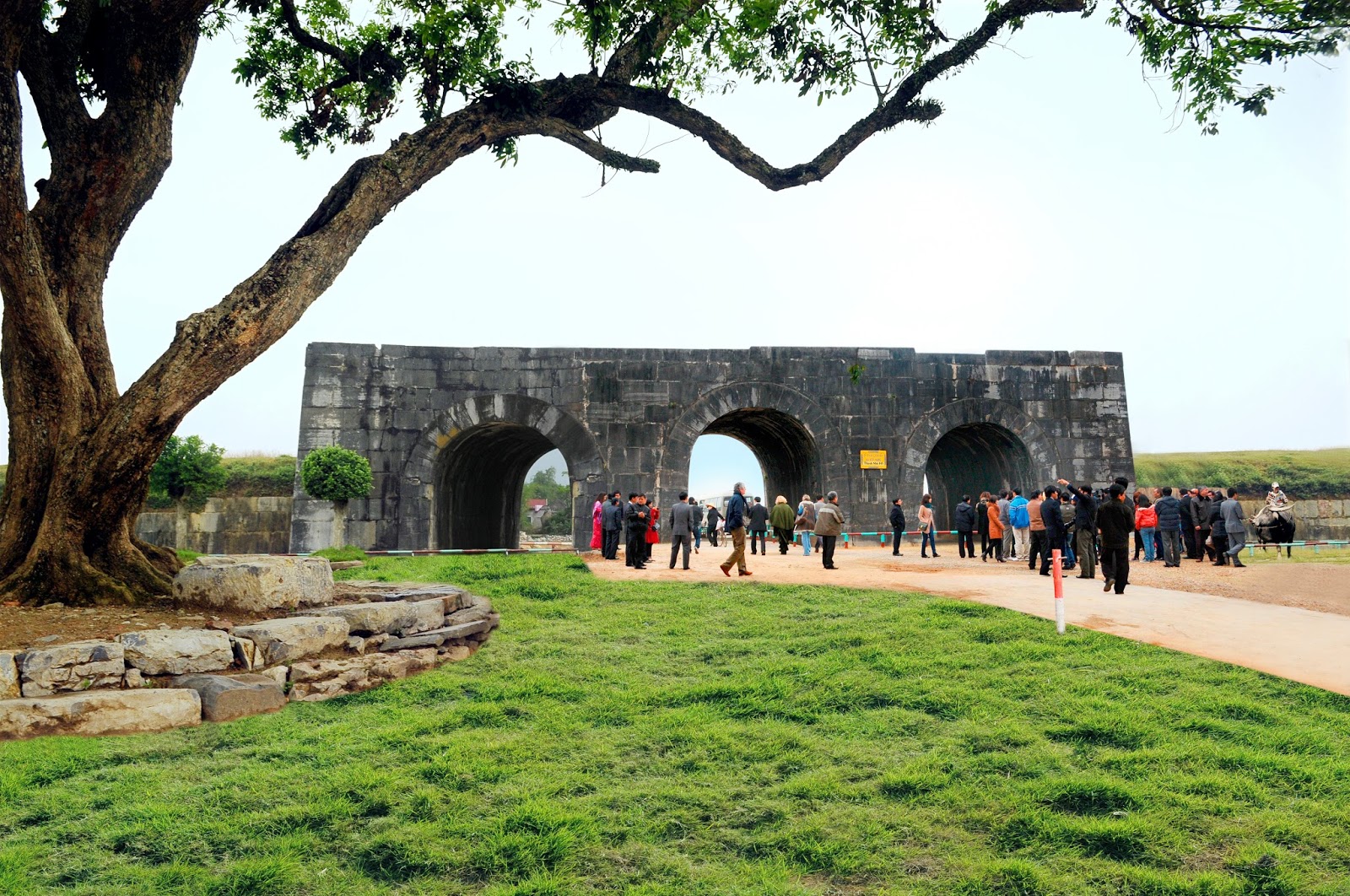 https://mdw-travel-data-us-east-1.s3.amazonaws.com/img/country/Vietnam/Ho-Dynasty-Citadel/img_03.jpg