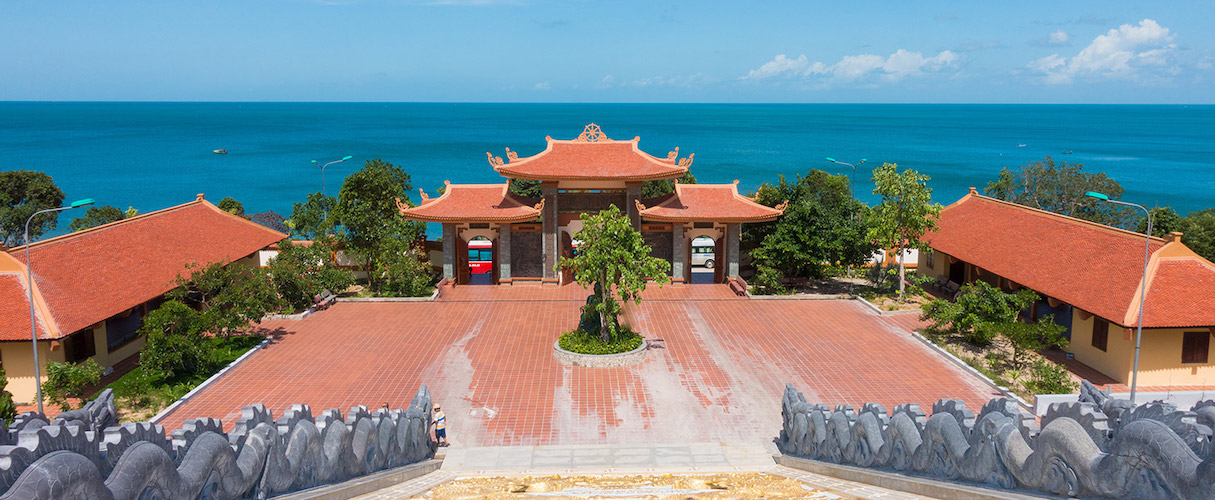 https://mdw-travel-data-us-east-1.s3.amazonaws.com/img/country/Vietnam/Ho-Quoc-Pagoda/img_01.jpg