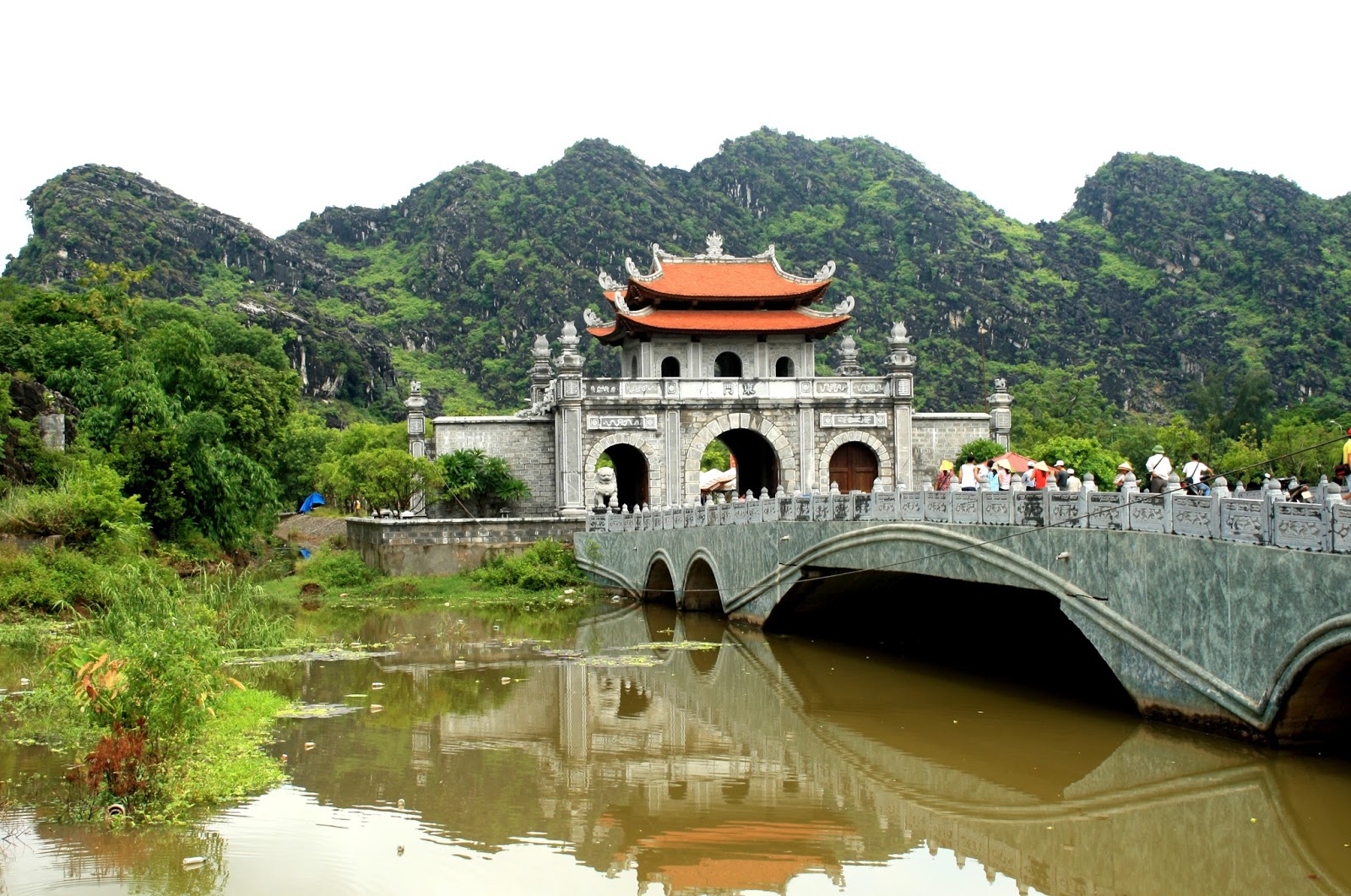 https://mdw-travel-data-us-east-1.s3.amazonaws.com/img/country/Vietnam/Hoa-Lu-Ancient-Capital/img_01.jpg