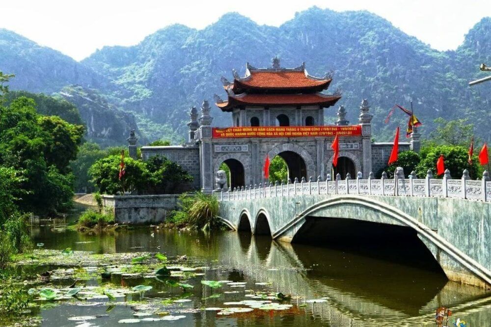 https://mdw-travel-data-us-east-1.s3.amazonaws.com/img/country/Vietnam/Hoa-Lu-Ancient-Capital/img_03.jpg