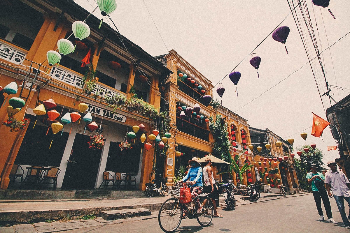 https://mdw-travel-data-us-east-1.s3.amazonaws.com/img/country/Vietnam/Hoi-An-Ancient-Town/img_03.jpg