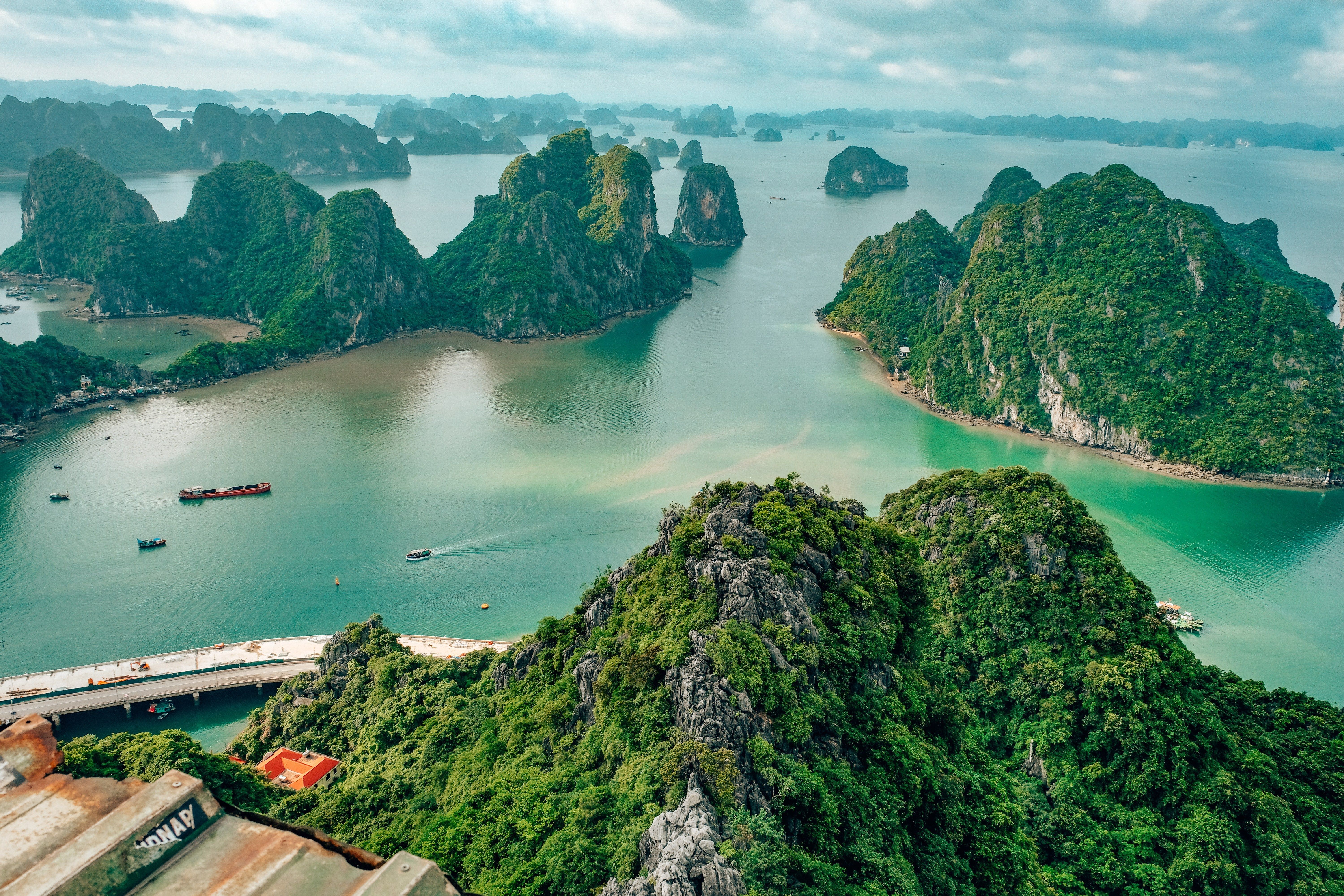 https://mdw-travel-data-us-east-1.s3.amazonaws.com/img/country/Vietnam/Hon-Ba-Mountain/img_02.jpg
