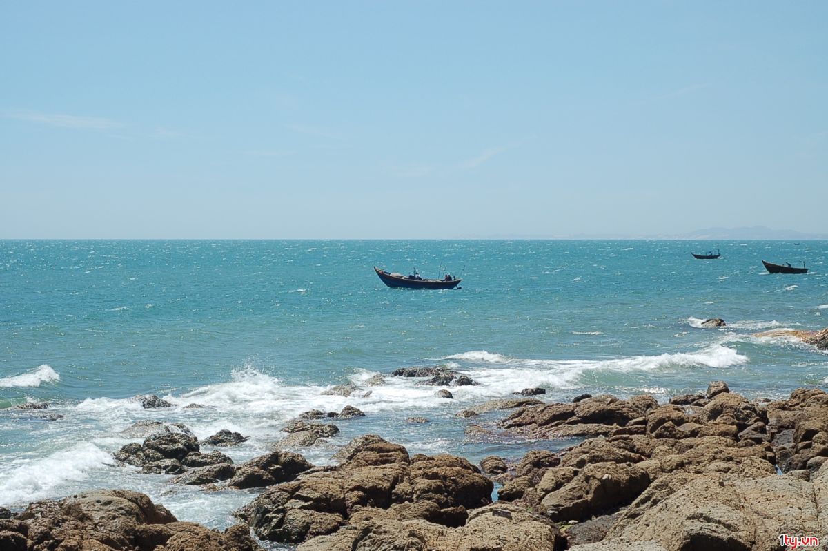 https://mdw-travel-data-us-east-1.s3.amazonaws.com/img/country/Vietnam/Hon-Rom-Beach/img_03.jpg