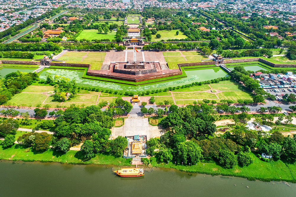https://mdw-travel-data-us-east-1.s3.amazonaws.com/img/country/Vietnam/Hue-Imperial-City/img_02.jpg