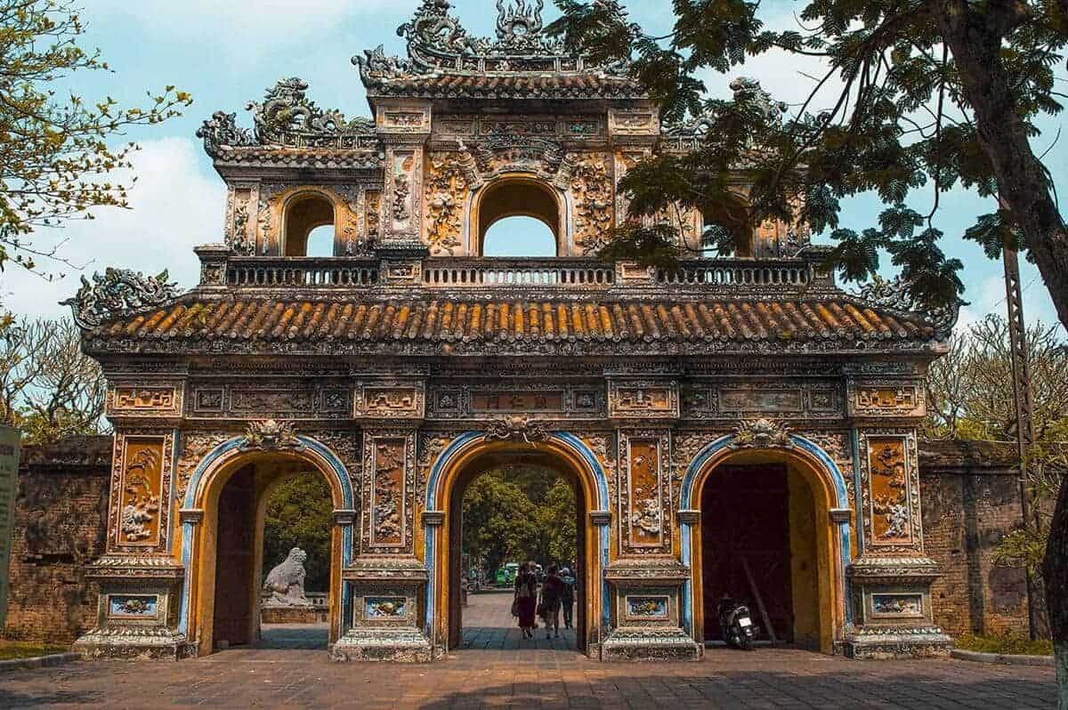 https://mdw-travel-data-us-east-1.s3.amazonaws.com/img/country/Vietnam/Hue-Imperial-Tomb/img_01.jpg