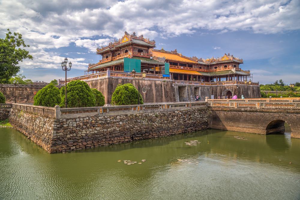https://mdw-travel-data-us-east-1.s3.amazonaws.com/img/country/Vietnam/Hue-Imperial-Tomb/img_02.jpg