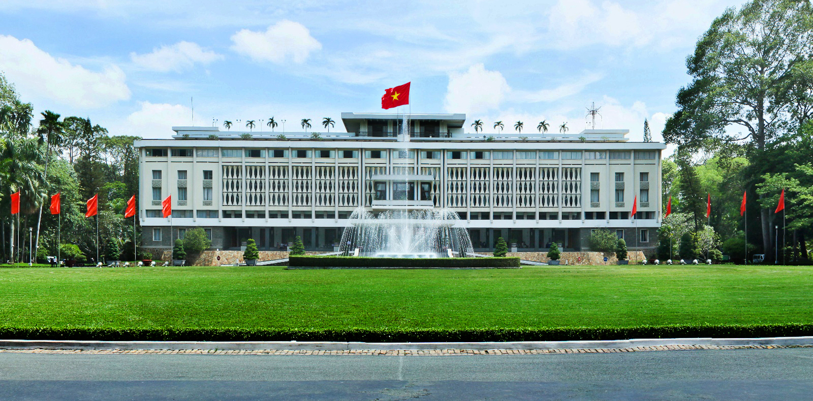 https://mdw-travel-data-us-east-1.s3.amazonaws.com/img/country/Vietnam/Independence-Palace/img_03.jpg