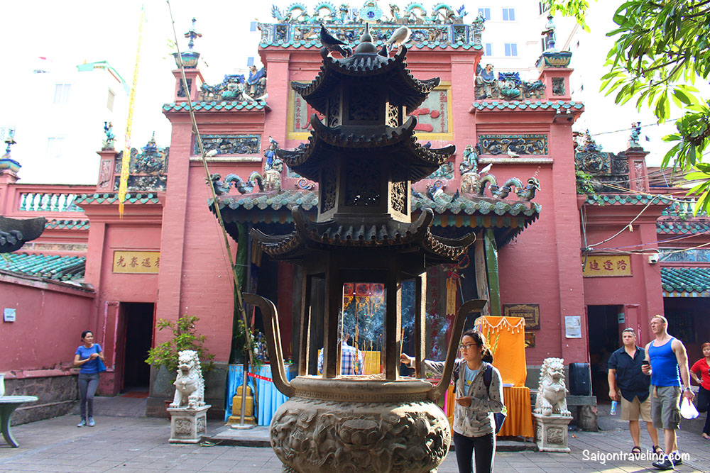 https://mdw-travel-data-us-east-1.s3.amazonaws.com/img/country/Vietnam/Jade-Emperor-Pagoda/img_01.jpg