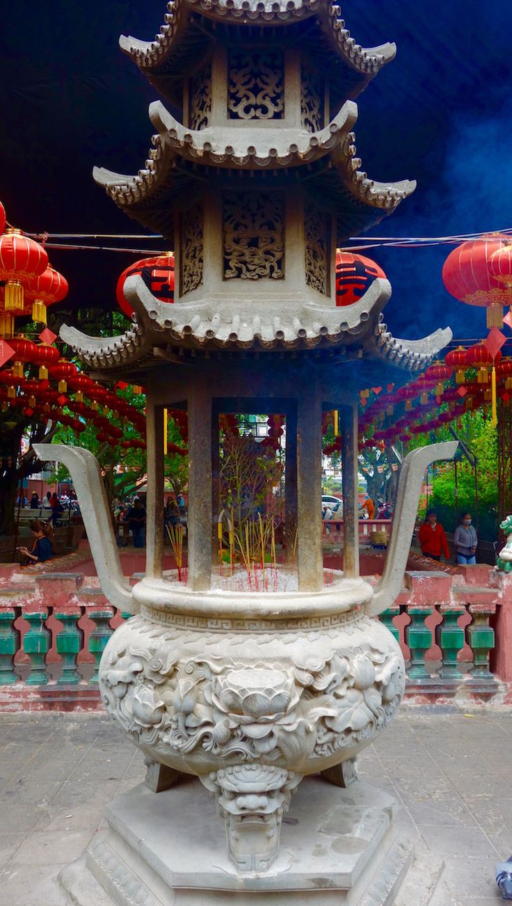 https://mdw-travel-data-us-east-1.s3.amazonaws.com/img/country/Vietnam/Jade-Emperor-Pagoda/img_02.jpg