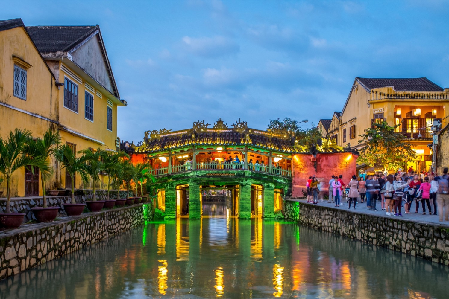 https://mdw-travel-data-us-east-1.s3.amazonaws.com/img/country/Vietnam/Japanese-Covered-Bridge/img_03.jpg