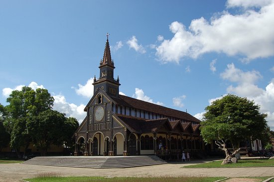 https://mdw-travel-data-us-east-1.s3.amazonaws.com/img/country/Vietnam/Kontum-Temple/img_01.jpg