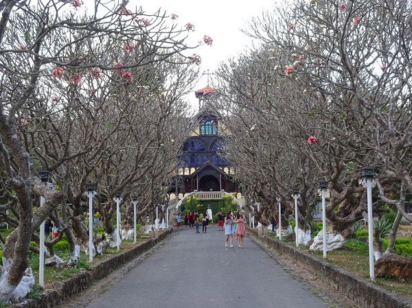 https://mdw-travel-data-us-east-1.s3.amazonaws.com/img/country/Vietnam/Kontum-Temple/img_05.jpg