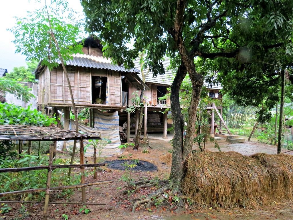 https://mdw-travel-data-us-east-1.s3.amazonaws.com/img/country/Vietnam/Lac-Village/img_03.jpg