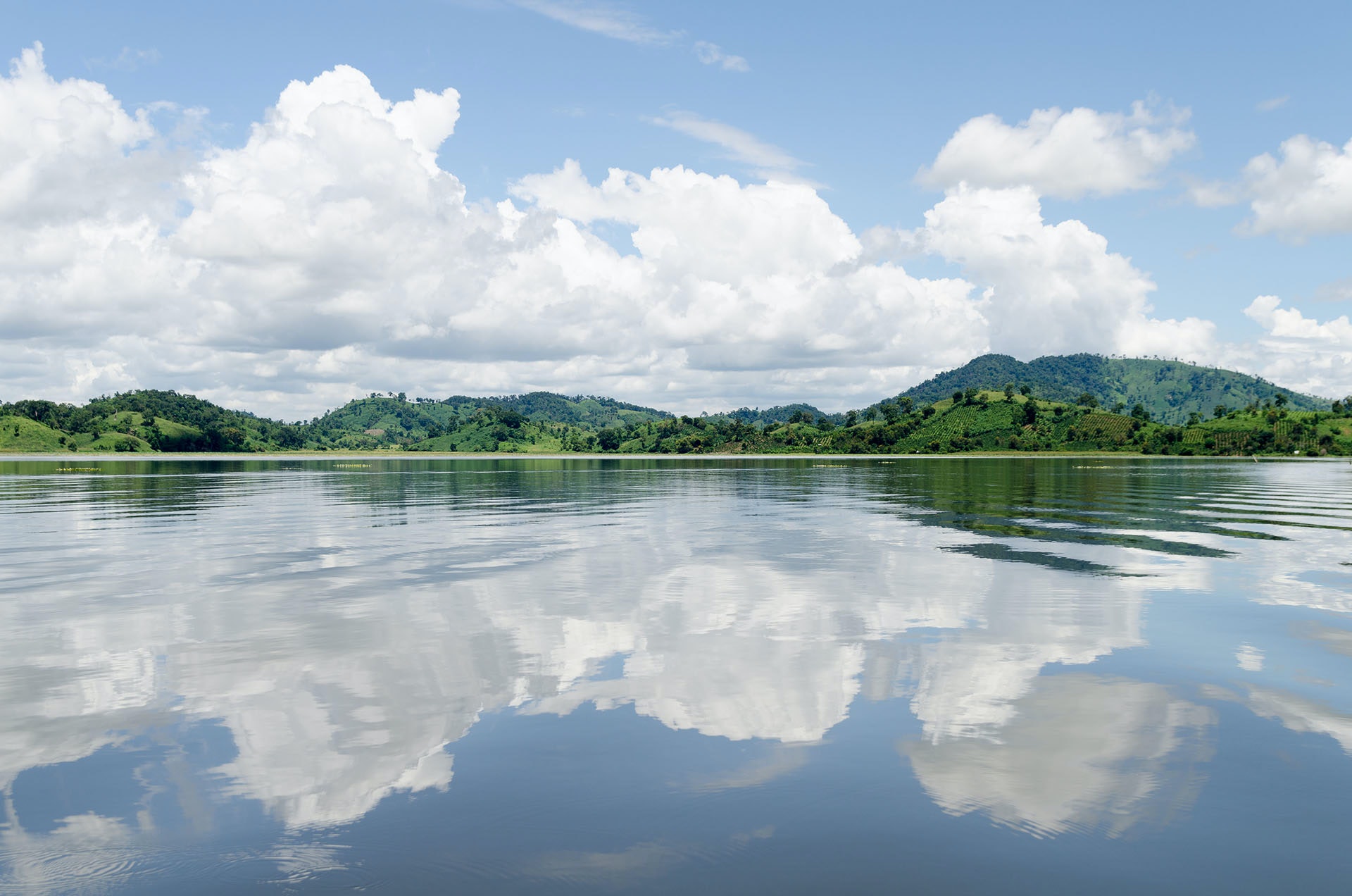 https://mdw-travel-data-us-east-1.s3.amazonaws.com/img/country/Vietnam/Lak-Lake/img_00.jpg