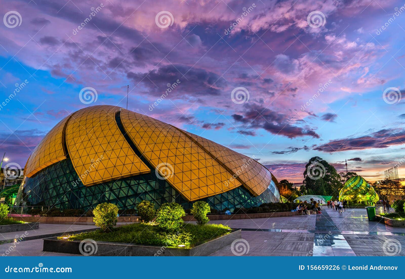 https://mdw-travel-data-us-east-1.s3.amazonaws.com/img/country/Vietnam/Lam-Vien-Square/img_00.jpg