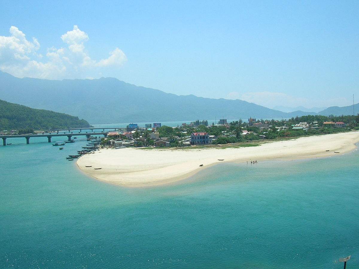 https://mdw-travel-data-us-east-1.s3.amazonaws.com/img/country/Vietnam/Lang-Co-Beach/img_01.jpg