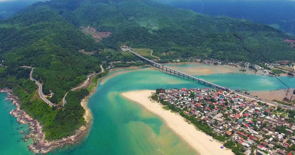 https://mdw-travel-data-us-east-1.s3.amazonaws.com/img/country/Vietnam/Lang-Co-Beach/img_02.jpg