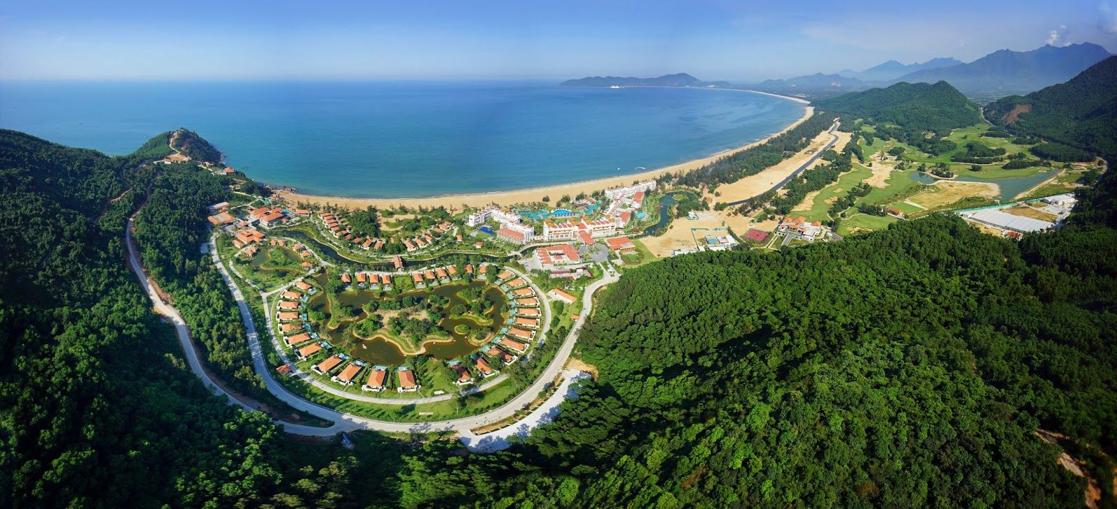 https://mdw-travel-data-us-east-1.s3.amazonaws.com/img/country/Vietnam/Lang-Co-Beach/img_03.jpg